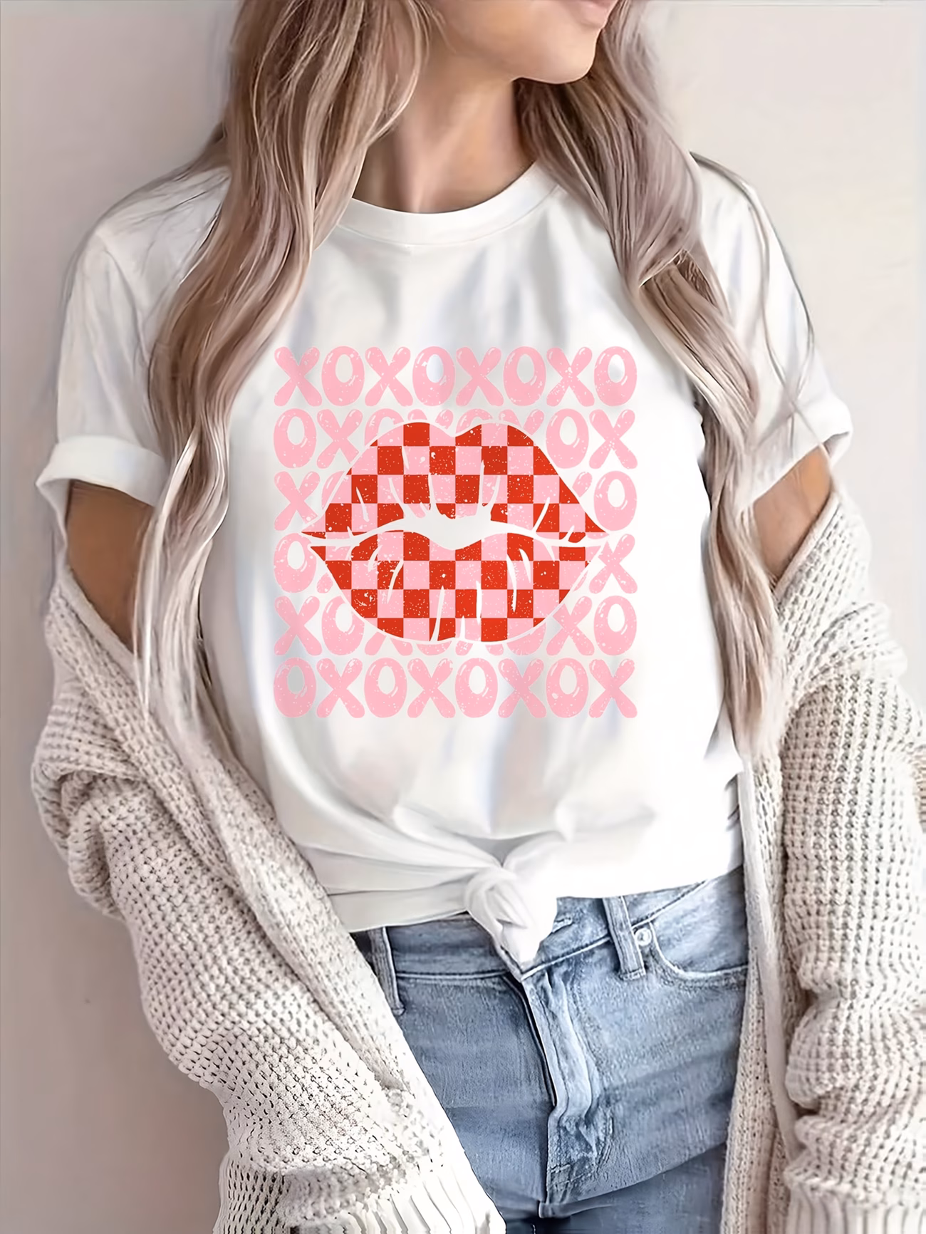 Fashionable Casual Abstract Painting Pink XOXO Letters with Red And Pink Lips in a Contrasting Checkered Pattern Breathable Printed Round Neck Short Sleeve Valentine'S Day T-Shirt Casual Daily Shirt New Women'S Romantic Confession Short Sleeve Top